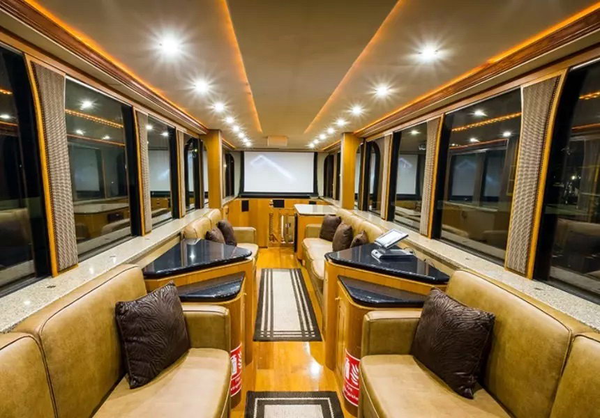 22 колеса, 111 квадратних метрів і 2,5 млн доларів: на продаж виставлено автобудинок Вілла Сміта